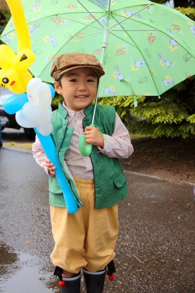 Midsommarklätt barn med paraply i Sweden Hills i Japan