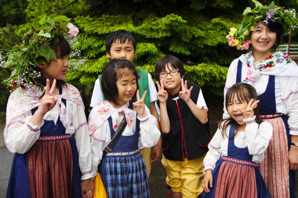 Midsommarklädda barn i Sweden Hills i Japan