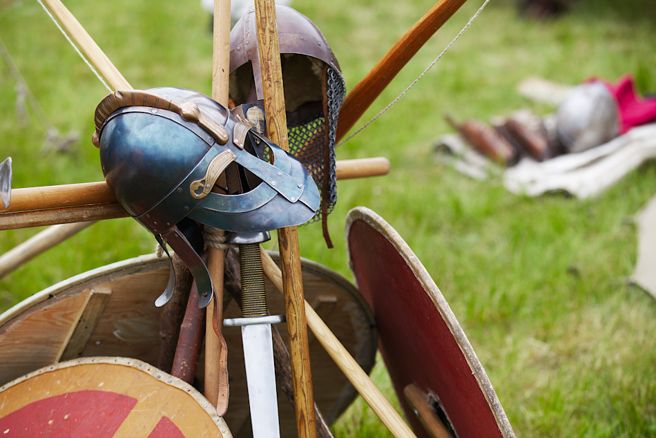 Vikingahjälm och svärd med sköldar