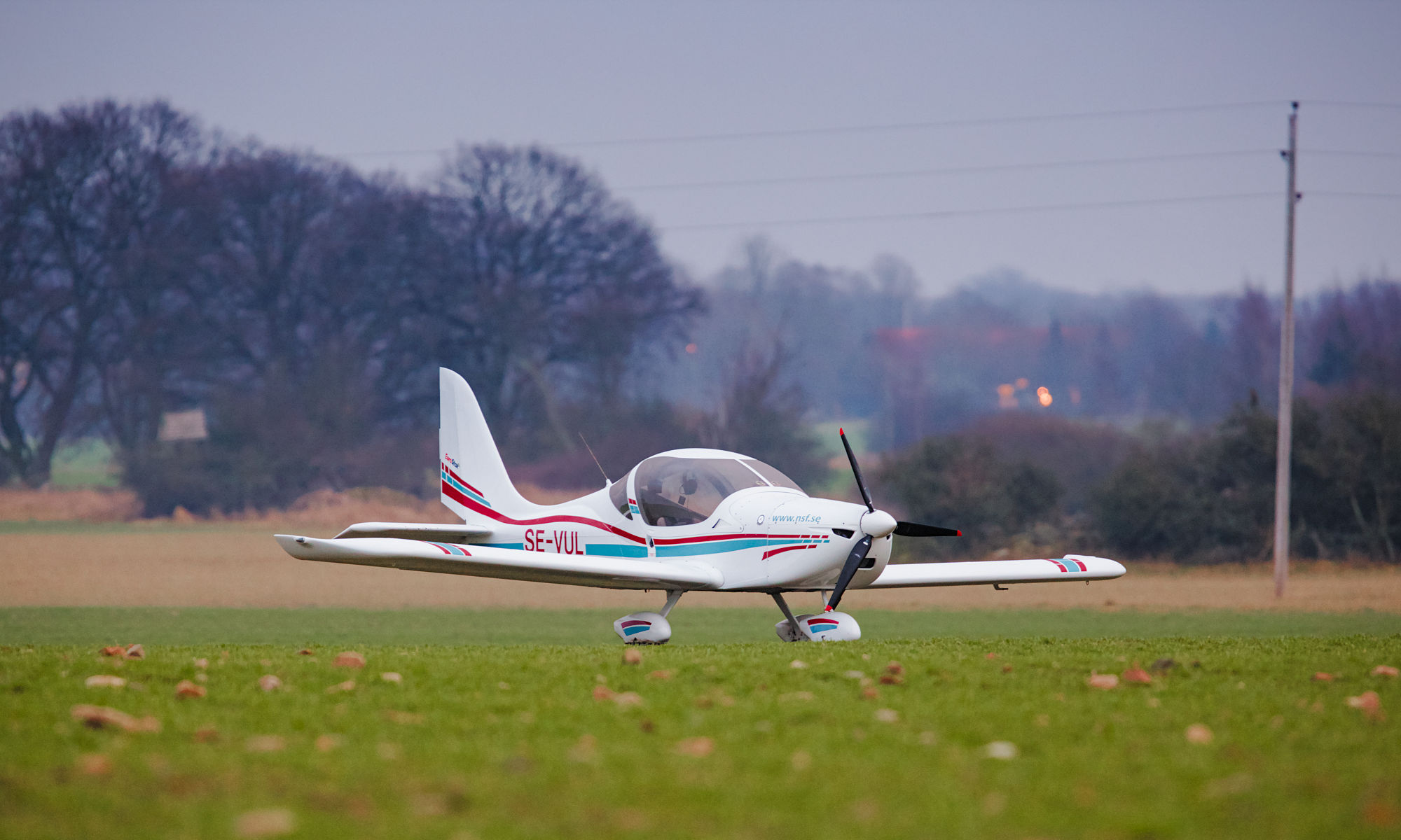 Ultralätt flygplan på åker efter nödlandning